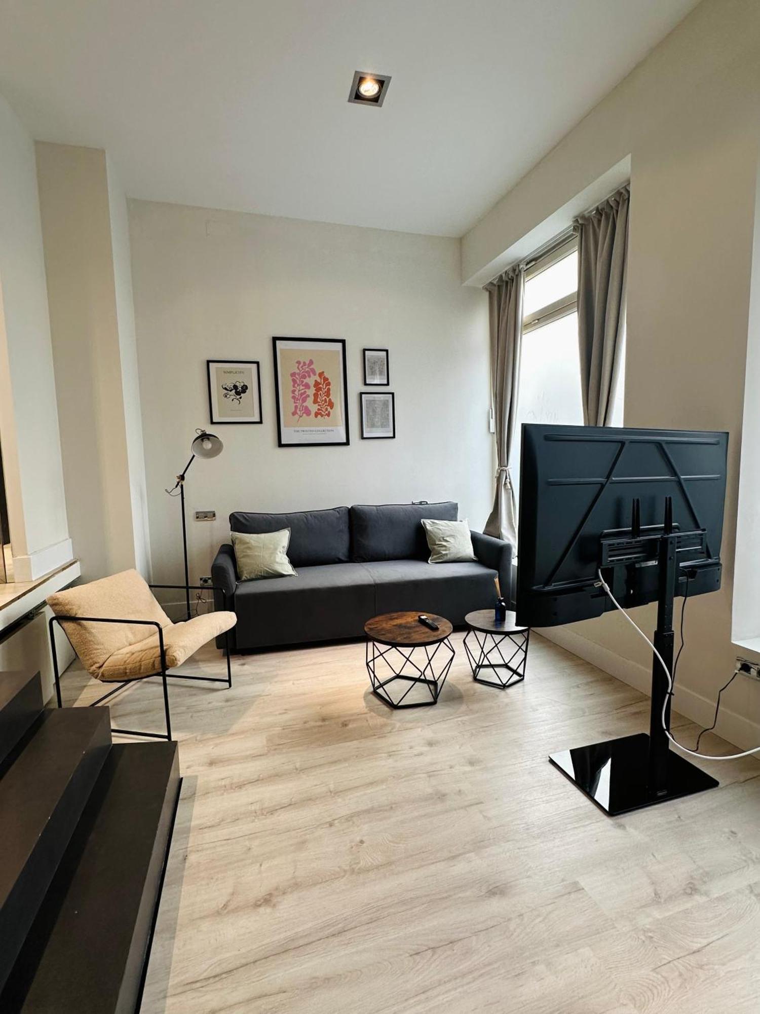 Amplio Y Moderno Piso En El Centro De Apartamento *